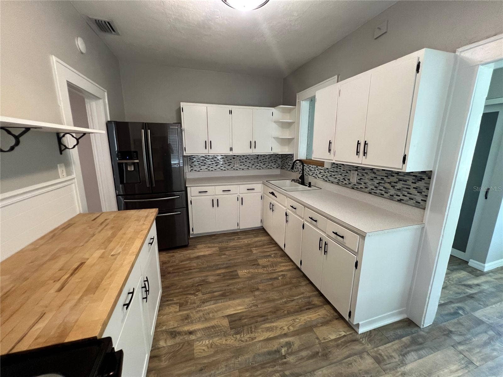 Kitchen lots of Cabinets