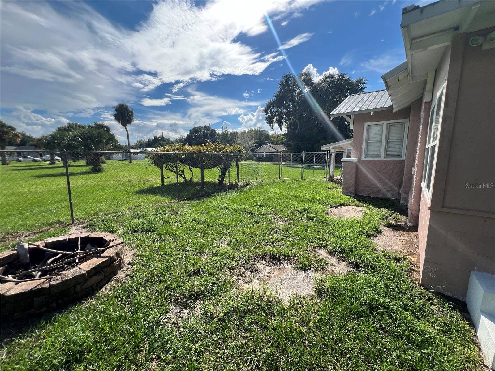 Firepit Fenced backyard