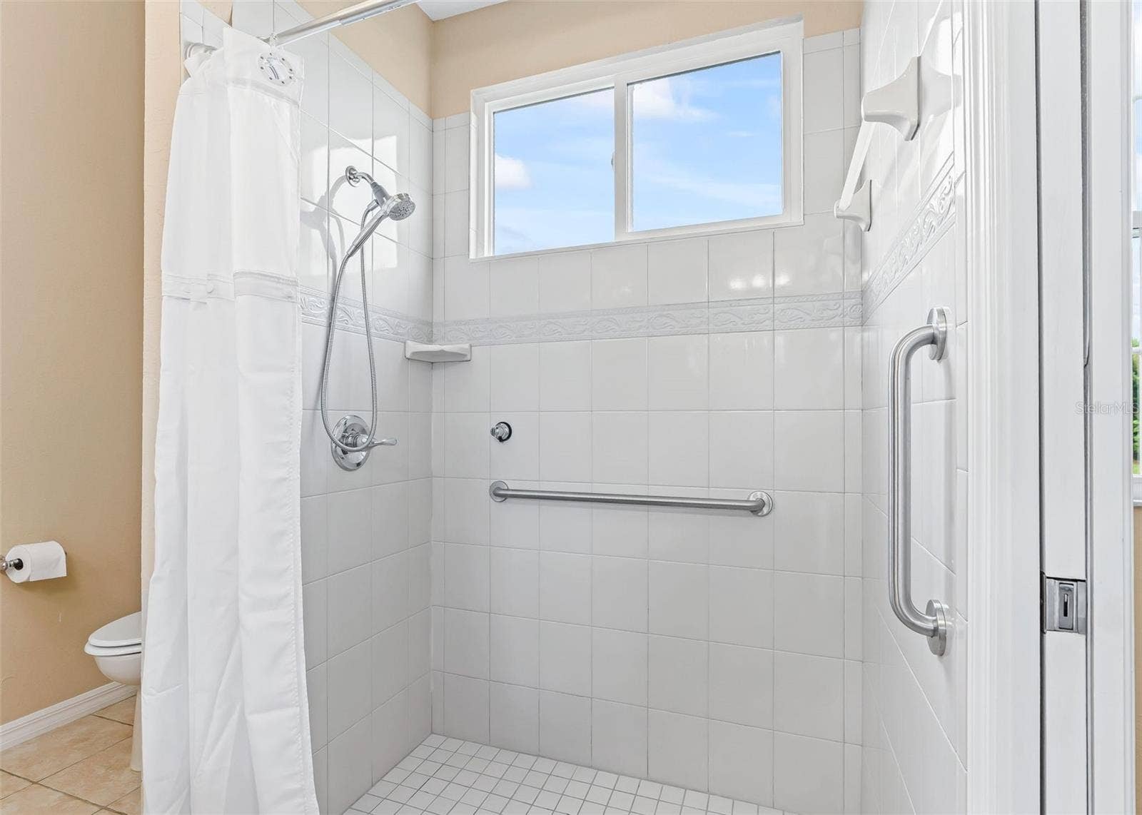 12439 SE 176TH LOOP, Summerfield, FL 34491 Shower with free access and saftey bars