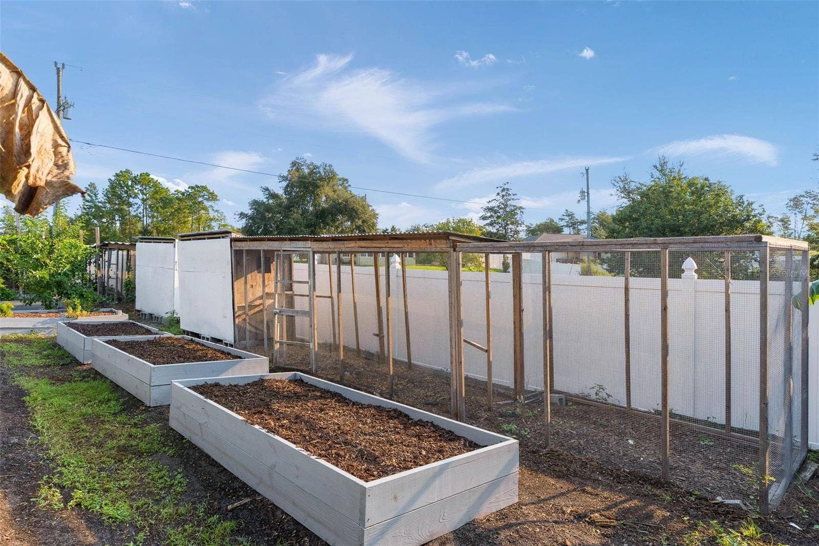 15987 SW 55TH AVENUE ROAD, Ocala, FL 34473 ENCLOSURE WITH MANY USES