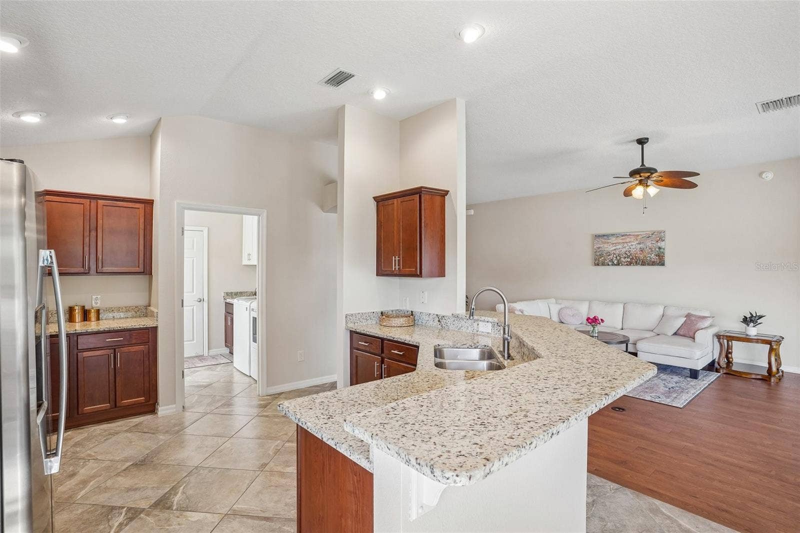 494 ARBELLA LOOP, The Villages, FL 32162 Kitchen with Breakfast Bar