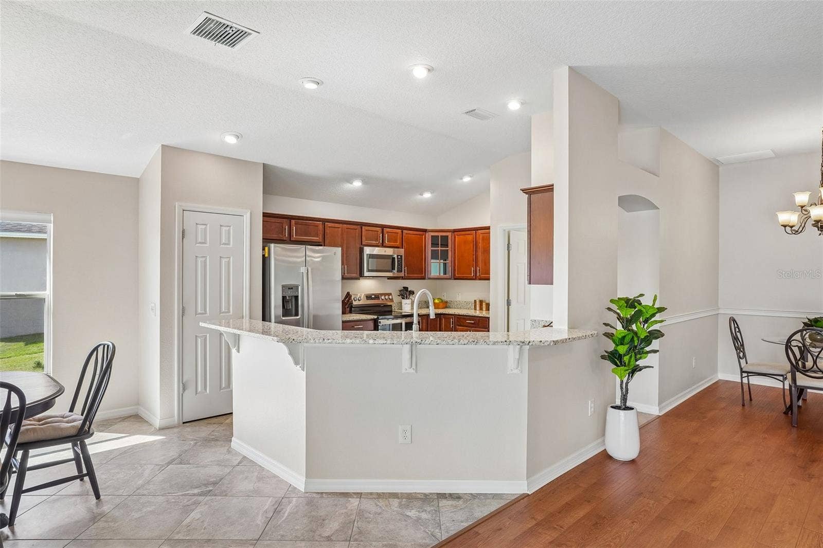 494 ARBELLA LOOP, The Villages, FL 32162 Kitchen with Breakfast Bar