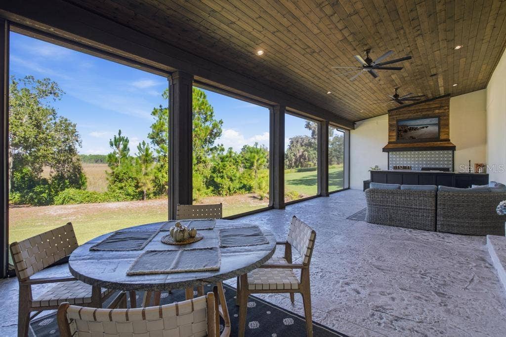 Oversized Lanai with REMOTE CONTROLLED SCREENS... love it!