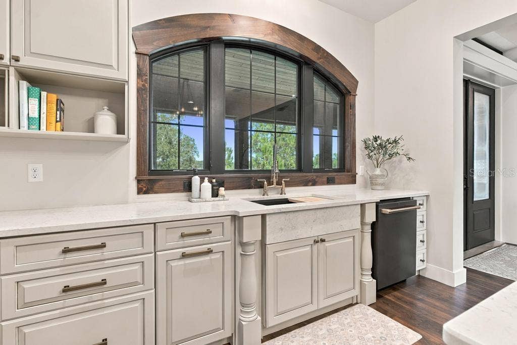 Custom arched Window made by "Masterpiece"!