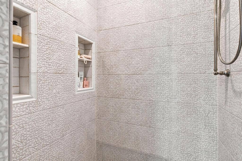 Walk in shower was purposely designed to have no door... includes heating lamp!