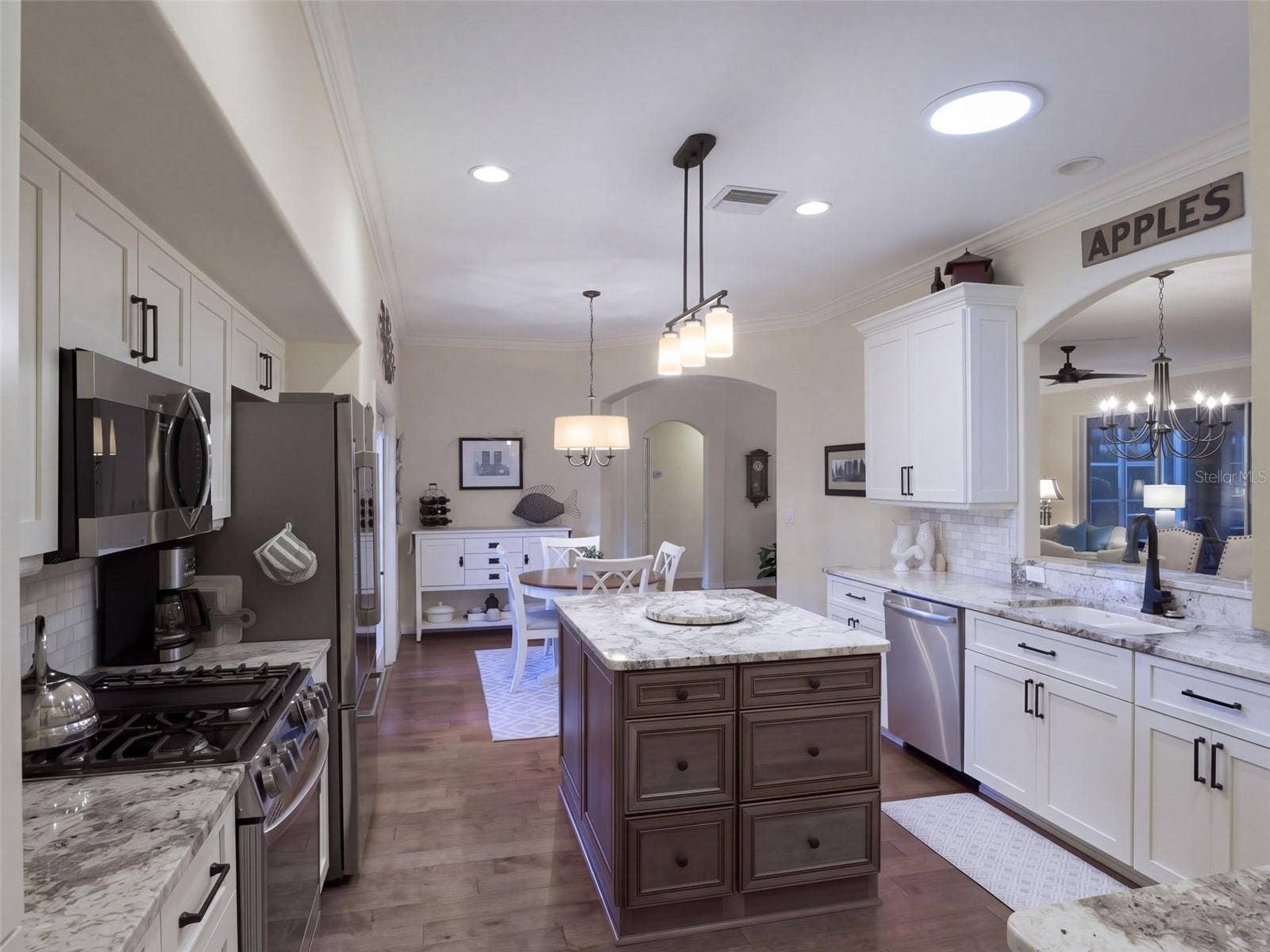 21411 ROYAL TROON DRIVE, Leesburg, FL 34748 Granite counters & stainless appliances