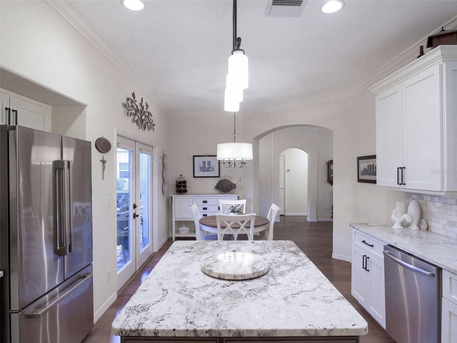 21411 ROYAL TROON DRIVE, Leesburg, FL 34748 Large Island in the York's infamous kitchen design