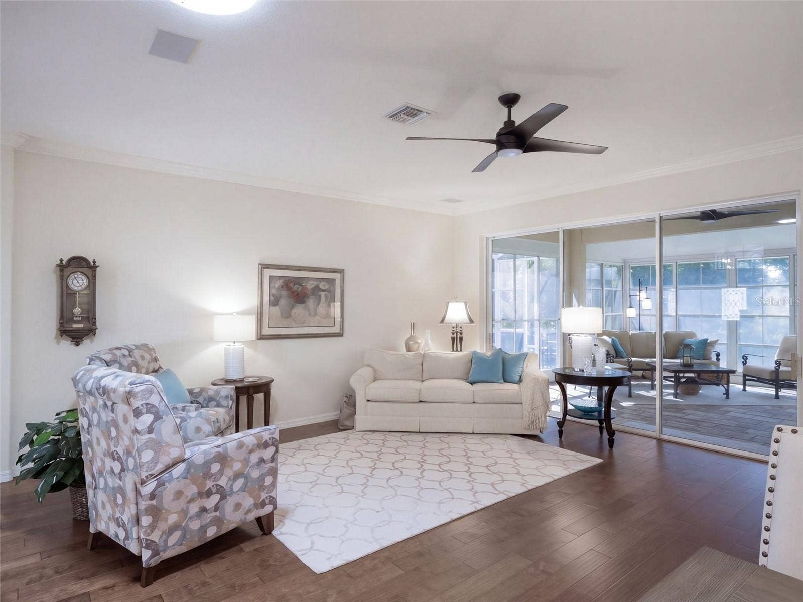 21411 ROYAL TROON DRIVE, Leesburg, FL 34748 Large living with crown molding