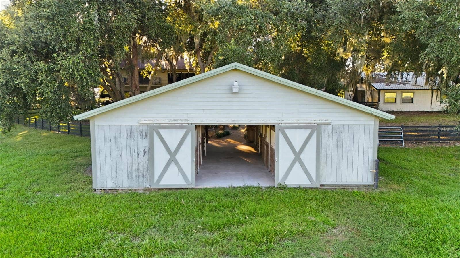 15211 VINOLA PLACE, Montverde, FL 34756 horse barn