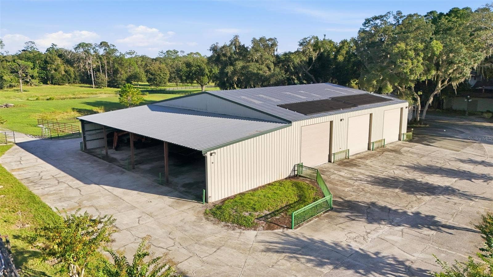15211 VINOLA PLACE, Montverde, FL 34756 Steel building-full gym, workshop, 6 bays