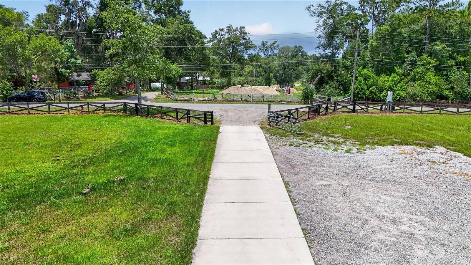 5275 MOUNT PLYMOUTH RD, Apopka, FL 32712 Driveway