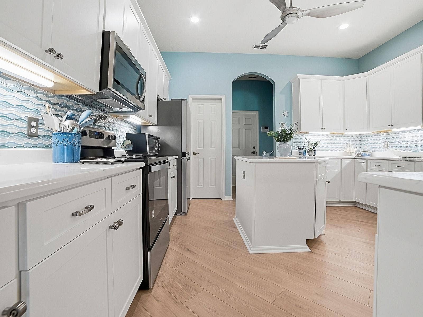 4818 SABLE RIDGE COURT, Leesburg, FL 34748 There is a Walk in pantry and another double pantry.