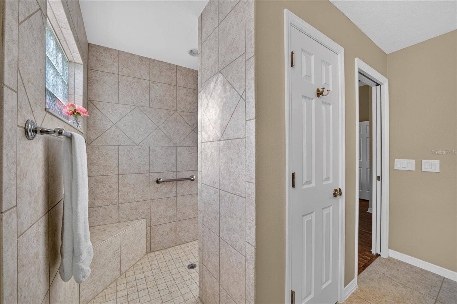 3552 WYNGATE PLACE, The Villages, FL 32163 Walk-in tiled roman shower with corner bench seat
