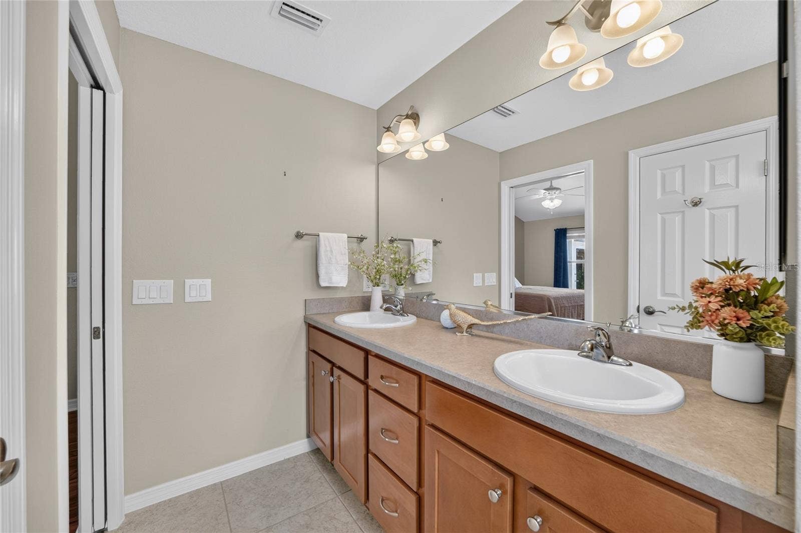 3552 WYNGATE PLACE, The Villages, FL 32163 Dual Sinks