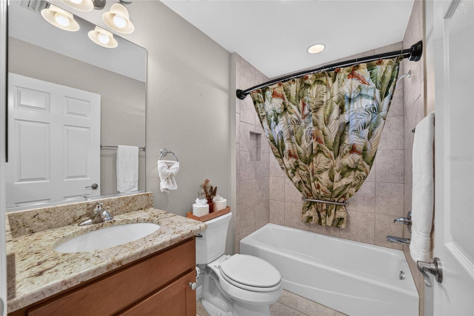 3552 WYNGATE PLACE, The Villages, FL 32163 Bathroom 2 with Granite Topped Vanity