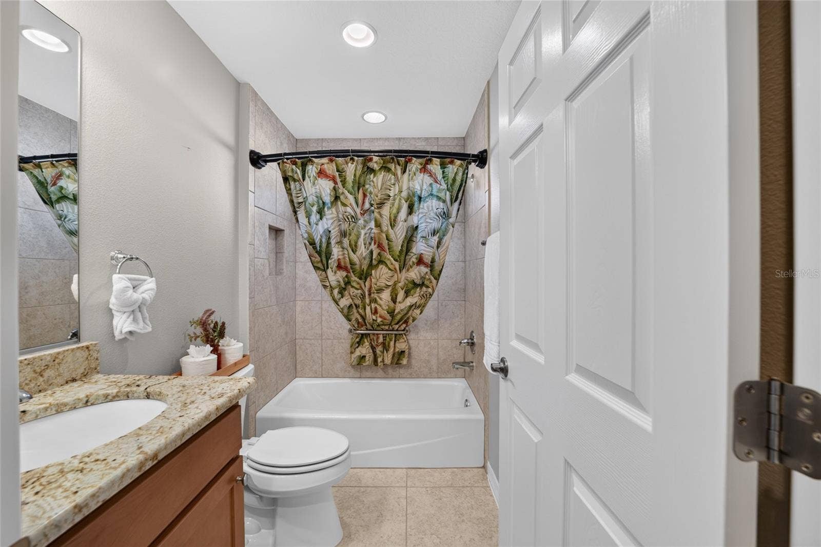3552 WYNGATE PLACE, The Villages, FL 32163 Tub/Shower with Transom Window, Commode