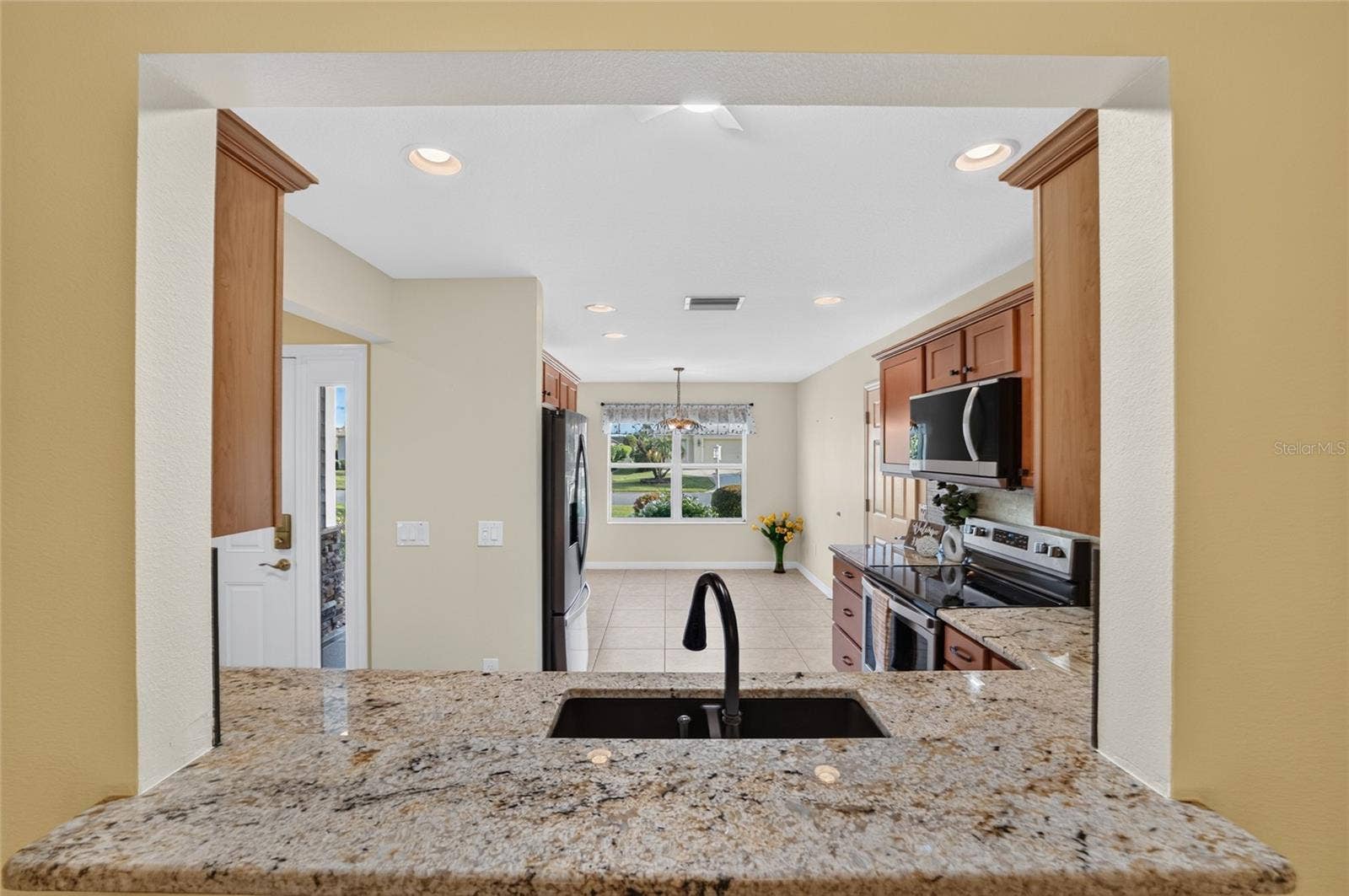 3552 WYNGATE PLACE, The Villages, FL 32163 Pass through window to kitchen