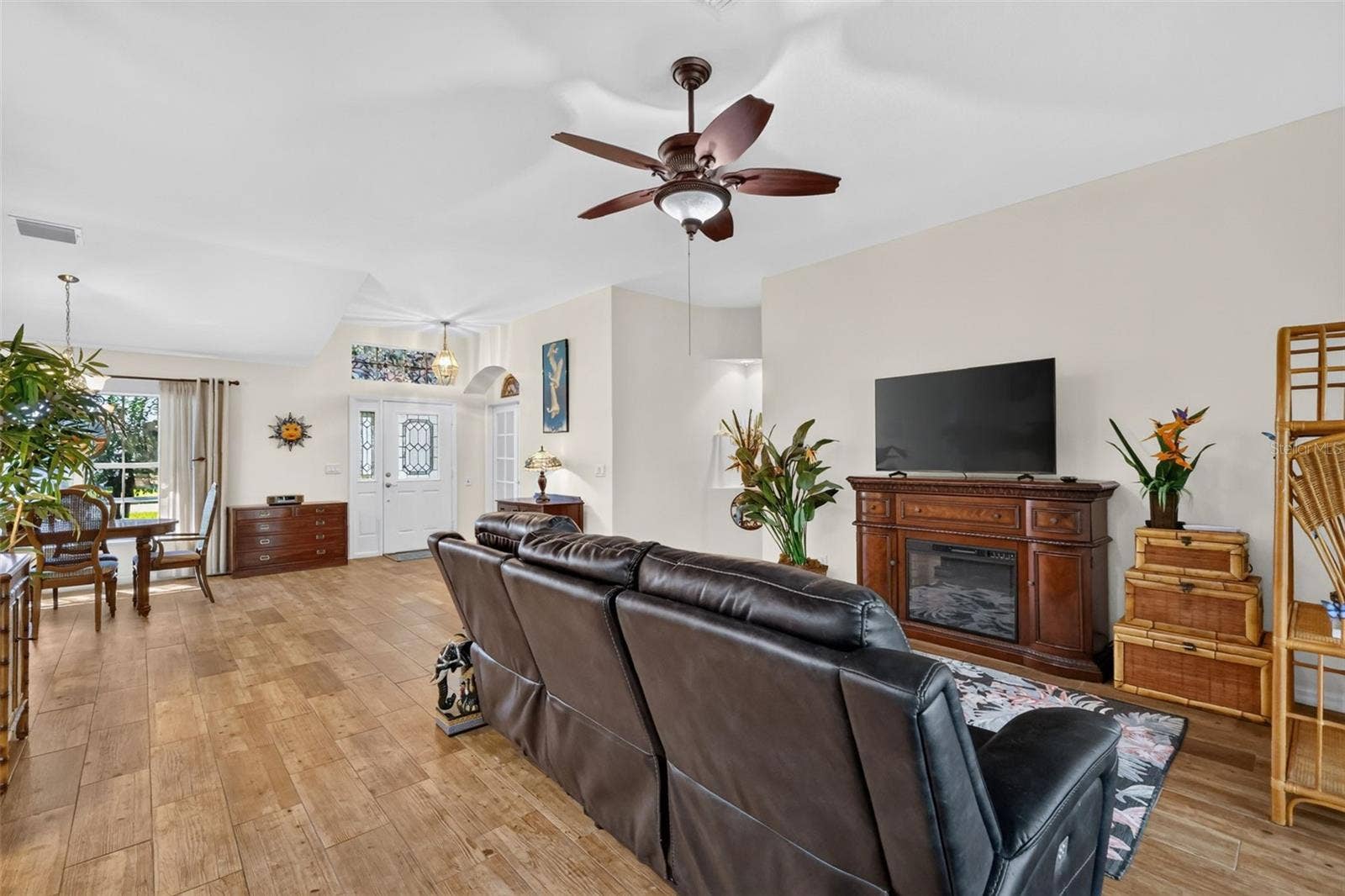 6121 HUNTERS RIDGE AVENUE, Leesburg, FL 34748 Living and Dining Rooms