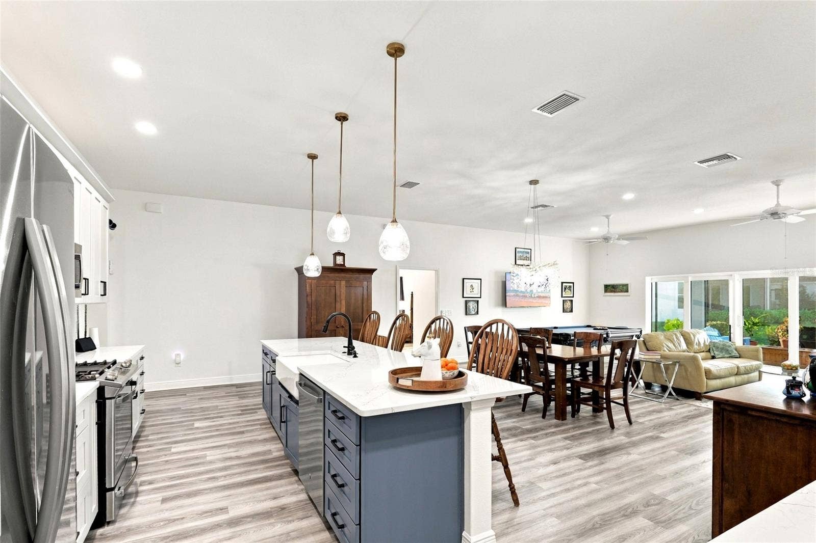 614 LAKE CREEK CIRCLE, The Villages, FL 34762 Main Living Area from Kitchen Corner
