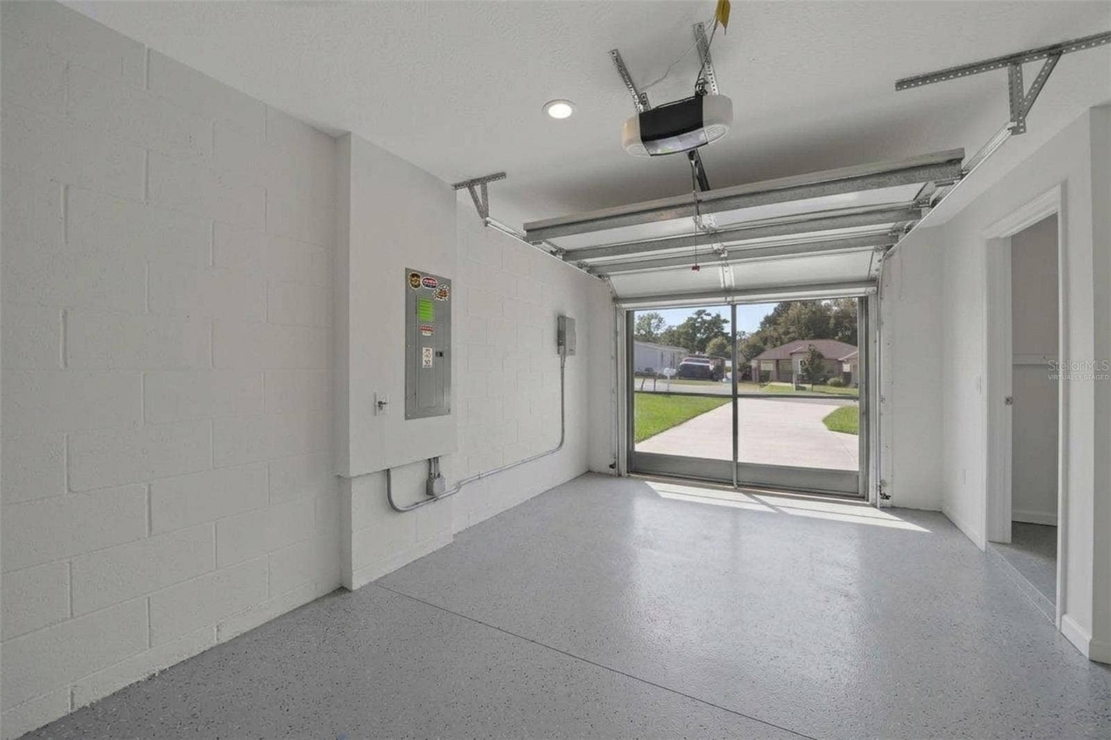 26448 BERTRAM ROAD, Brooksville, FL 34602 Screened garage - Virtually staged