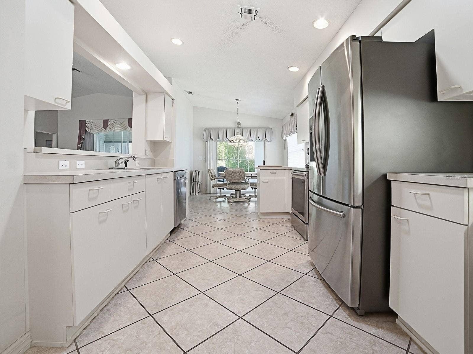424 RANCHWOOD DRIVE, Leesburg, FL 34748 KITCHEN WITH NEWER STAINLESS STEEL APPLIANCES.