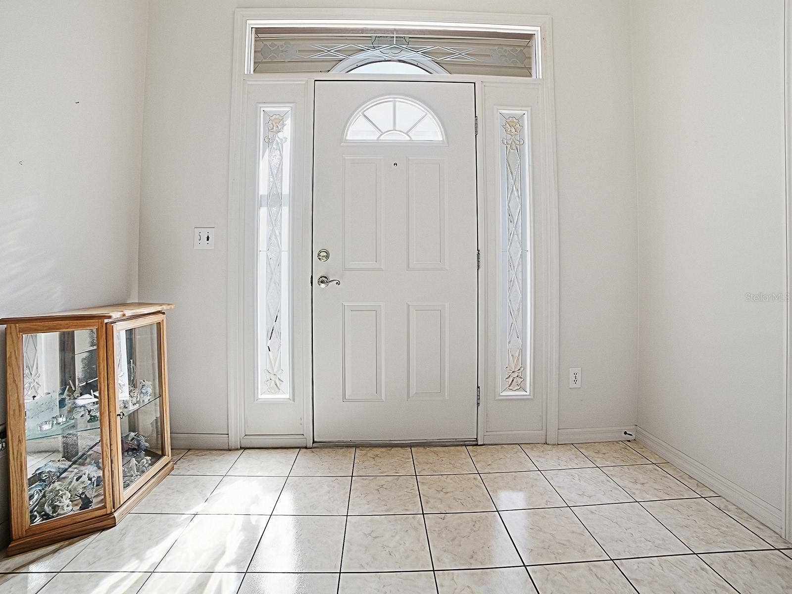 424 RANCHWOOD DRIVE, Leesburg, FL 34748 LIGHT AND BRIGHT ENTRYWAY