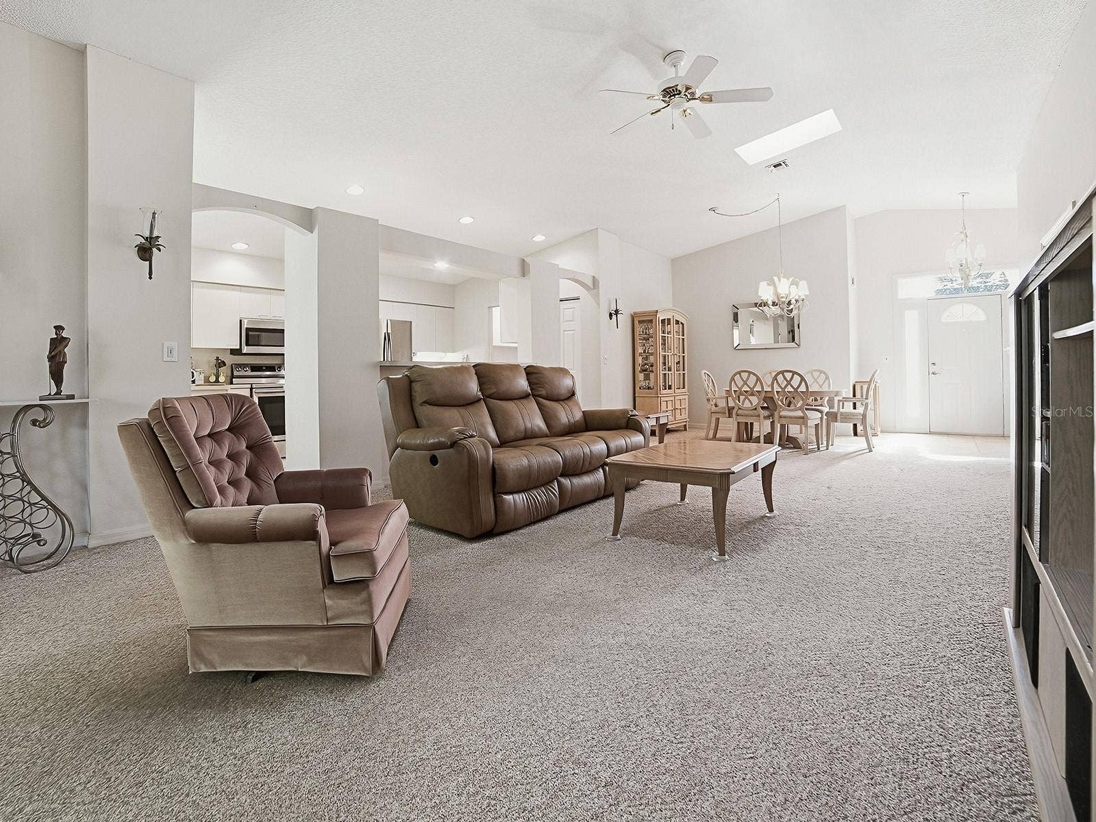 424 RANCHWOOD DRIVE, Leesburg, FL 34748 LOOKING BACK TOWARDS THE DINING AREA