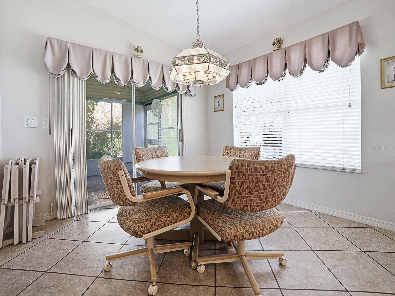 424 RANCHWOOD DRIVE, Leesburg, FL 34748 NATURAL LIGHT WITH VIEW TO PRIVATE BACKYARD