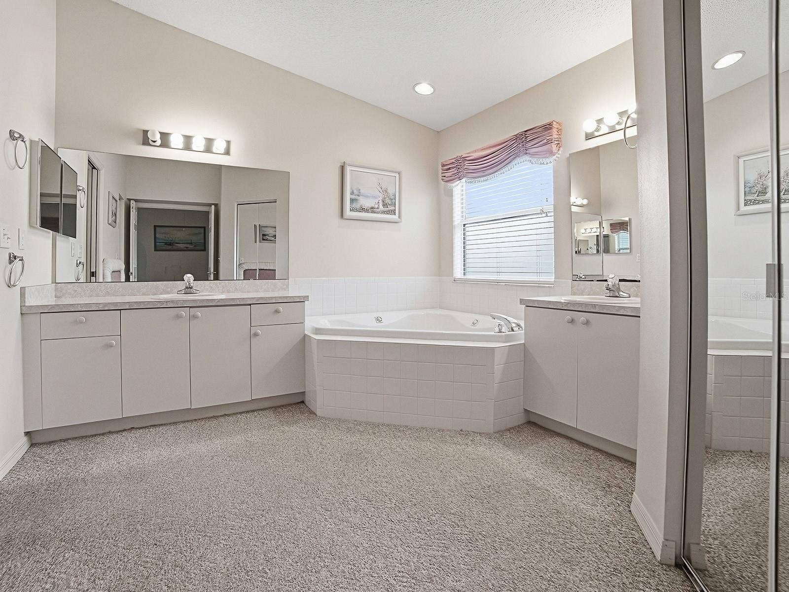424 RANCHWOOD DRIVE, Leesburg, FL 34748 DUAL SINKS