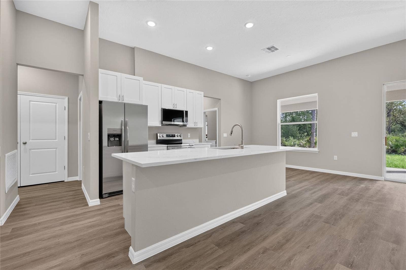 41428 ROYAL TRAILS ROAD, Eustis, FL 32736 Kitchen with walk in pantry