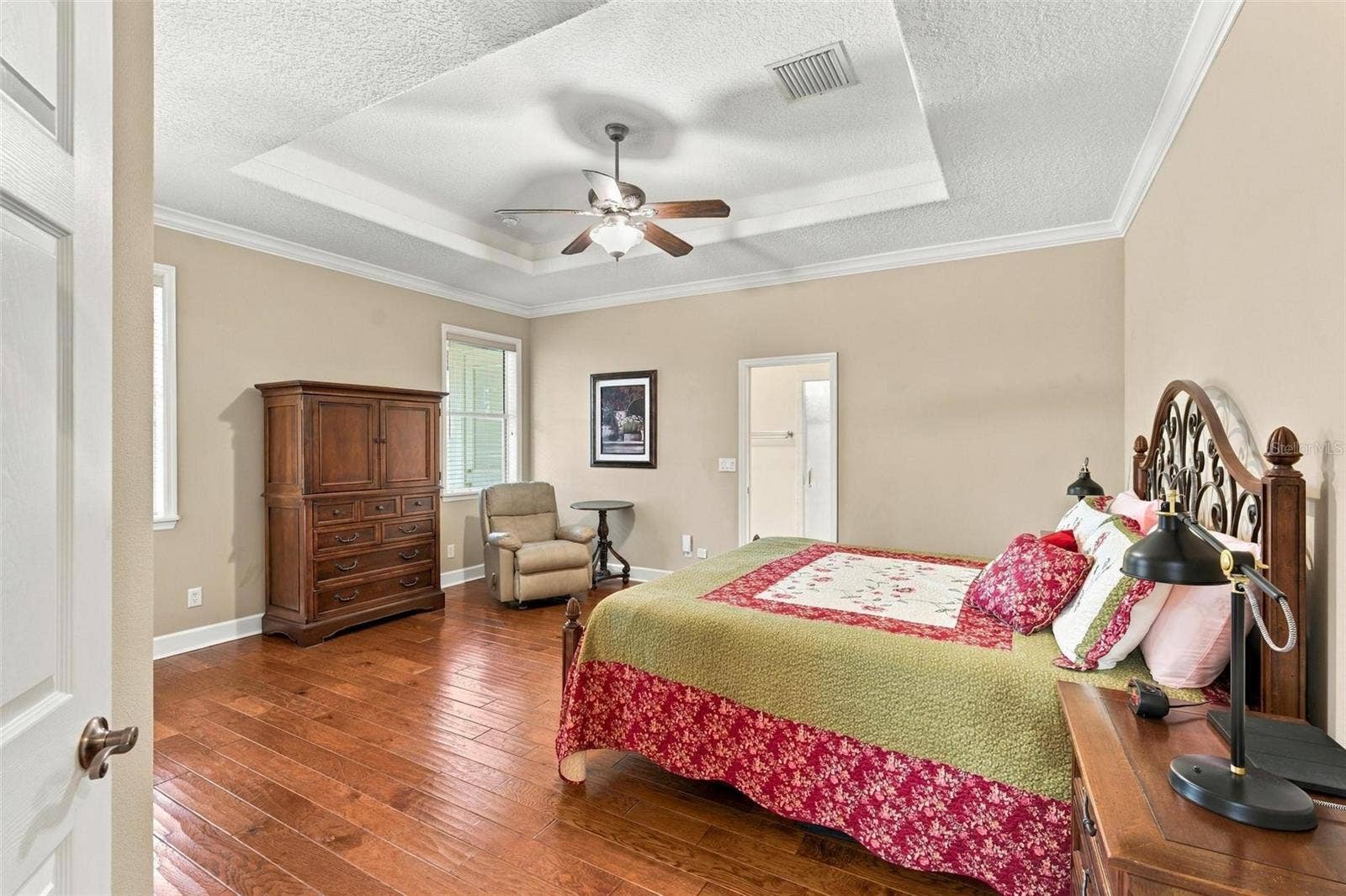 15330 SKY LAKE LANE, Tavares, FL 32778 1ST FLOOR PRIMARY SUITE WITH TRAY CEILING.