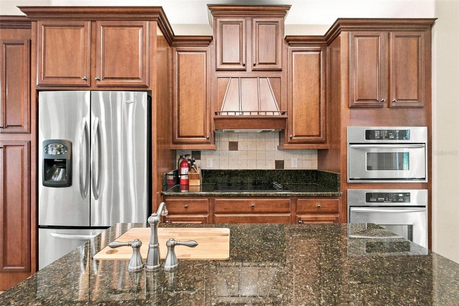 15330 SKY LAKE LANE, Tavares, FL 32778 CHEFS KITCHEN WITH MANY UPGRADES