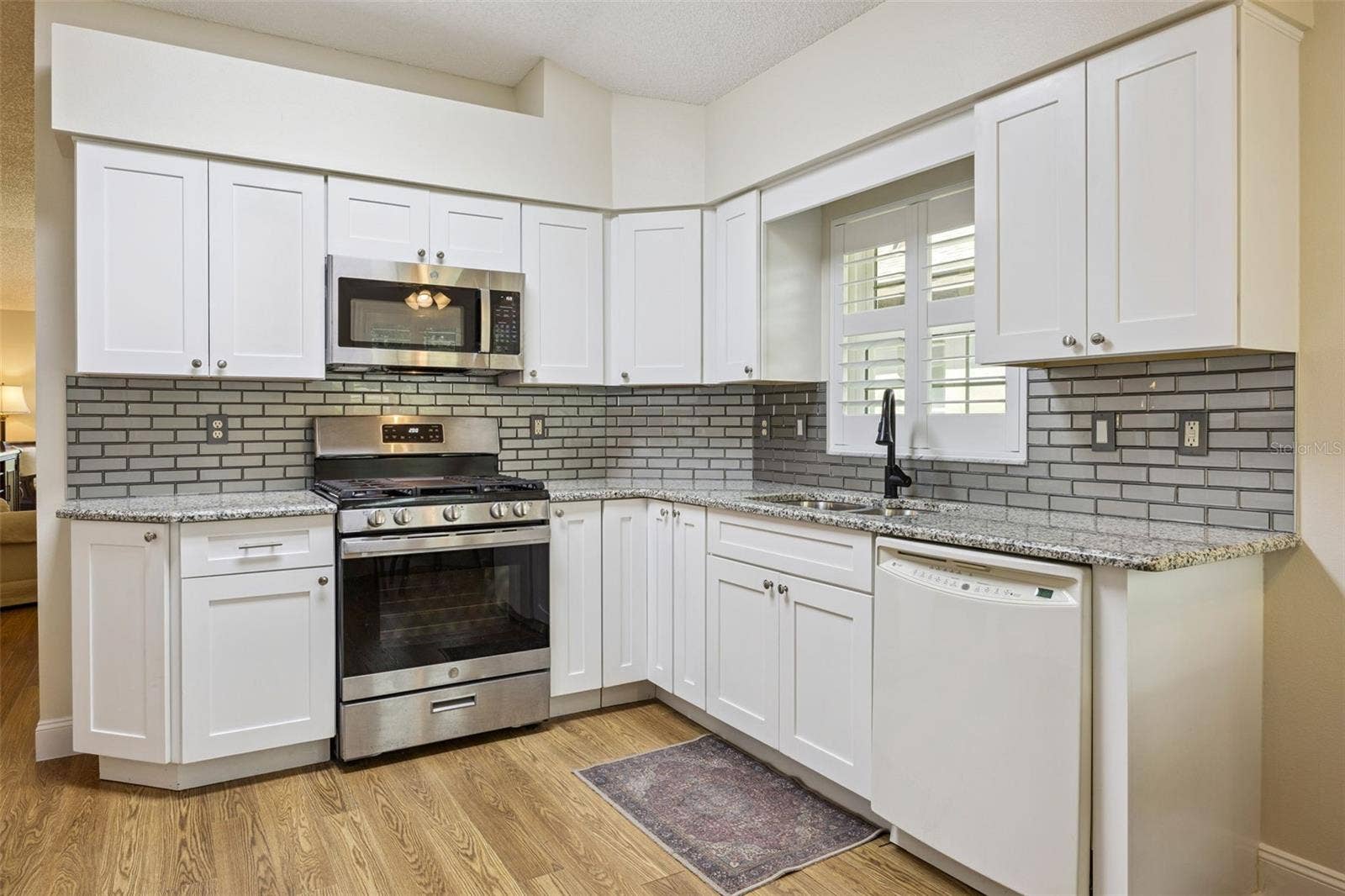 5853 PRINCESS CAROLINE PLACE, Leesburg, FL 34748 Shaker Cabinets