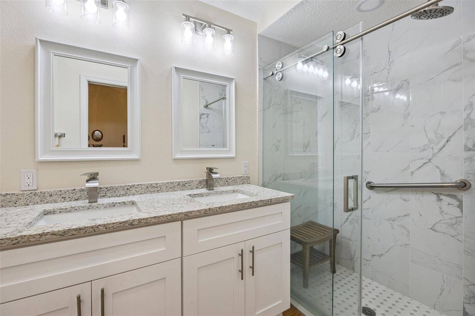 5853 PRINCESS CAROLINE PLACE, Leesburg, FL 34748 Glass enclosure, sliding door