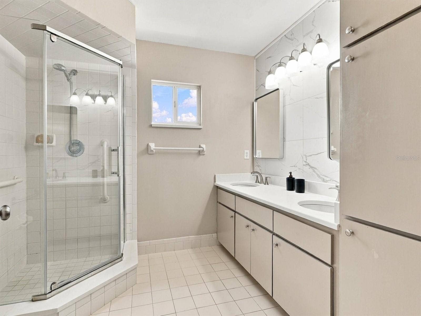 9892 SE 177TH LANE, Summerfield, FL 34491 Primary En-Suite Bathroom - updated with 2 sinks, mirror, toilet, countertops, painted cabinets