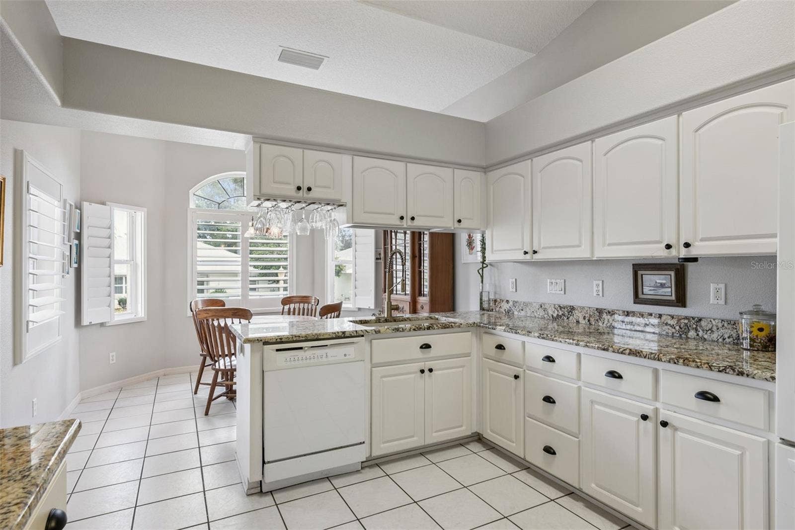21113 EDINBOROUGH PLACE, Leesburg, FL 34748 Lots of cabinets