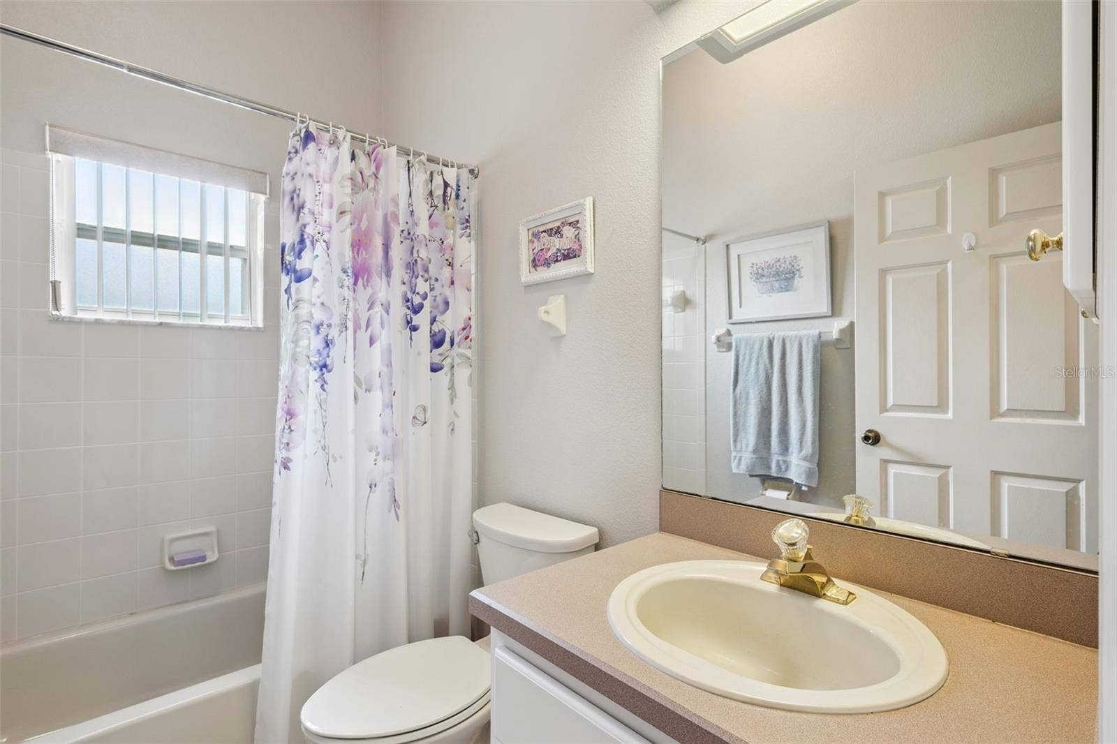 21113 EDINBOROUGH PLACE, Leesburg, FL 34748 Three full baths!