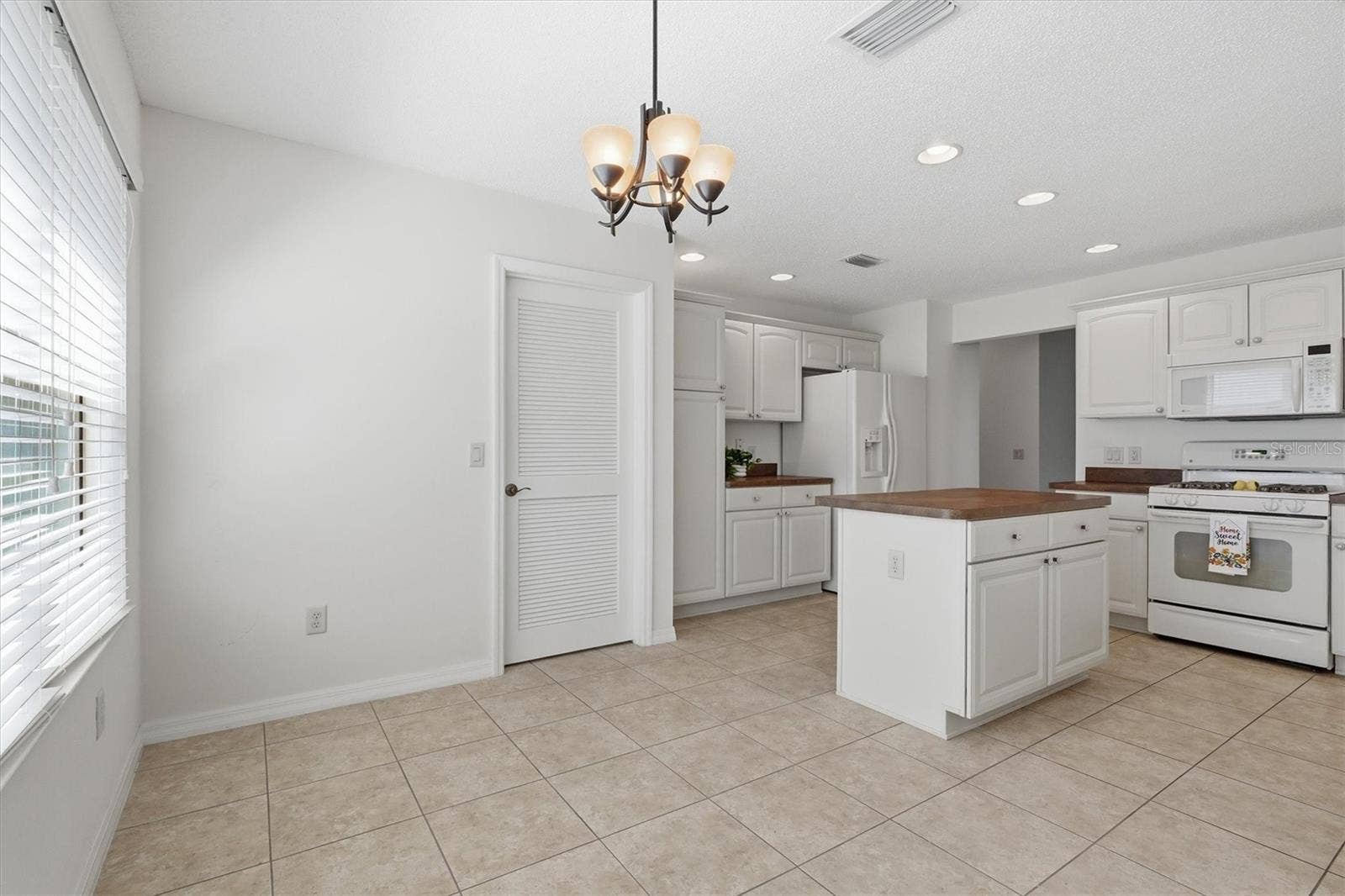 1563 EASTOVER TERRACE, The Villages, FL 32162 Eat In Dinette Space.