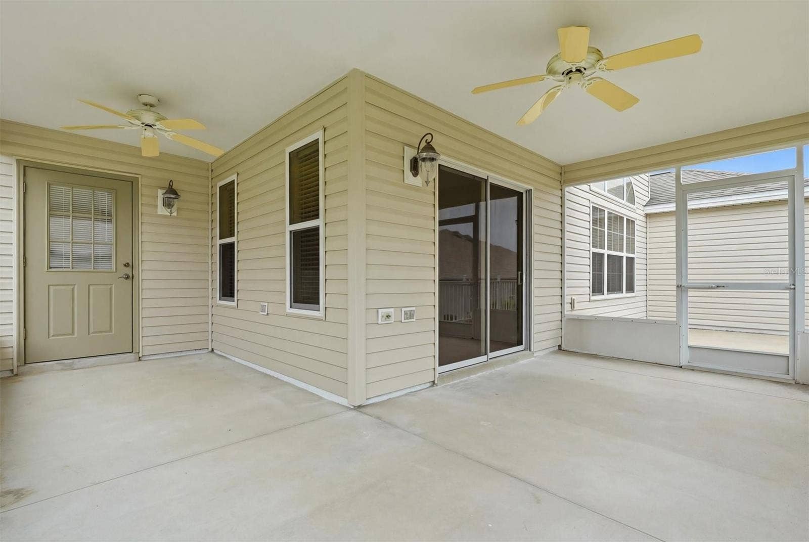 1563 EASTOVER TERRACE, The Villages, FL 32162 Screened in Lanai with Ceiling Fans. Sliding doors into Dining Room.