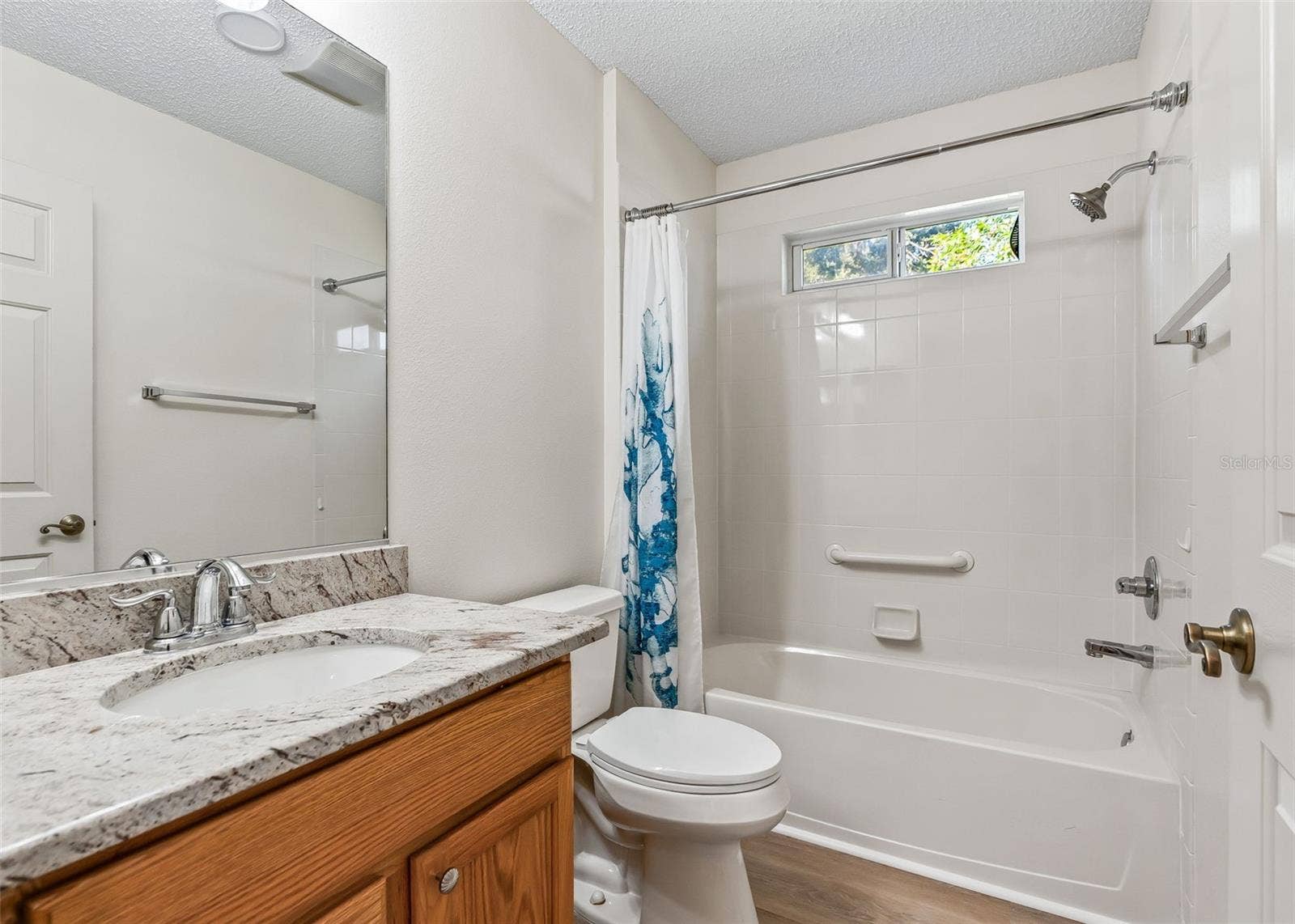 2762 MORVEN PARK WAY, The Villages, FL 32162 Guest Bathroom. Granite Counters. Shower-Tub