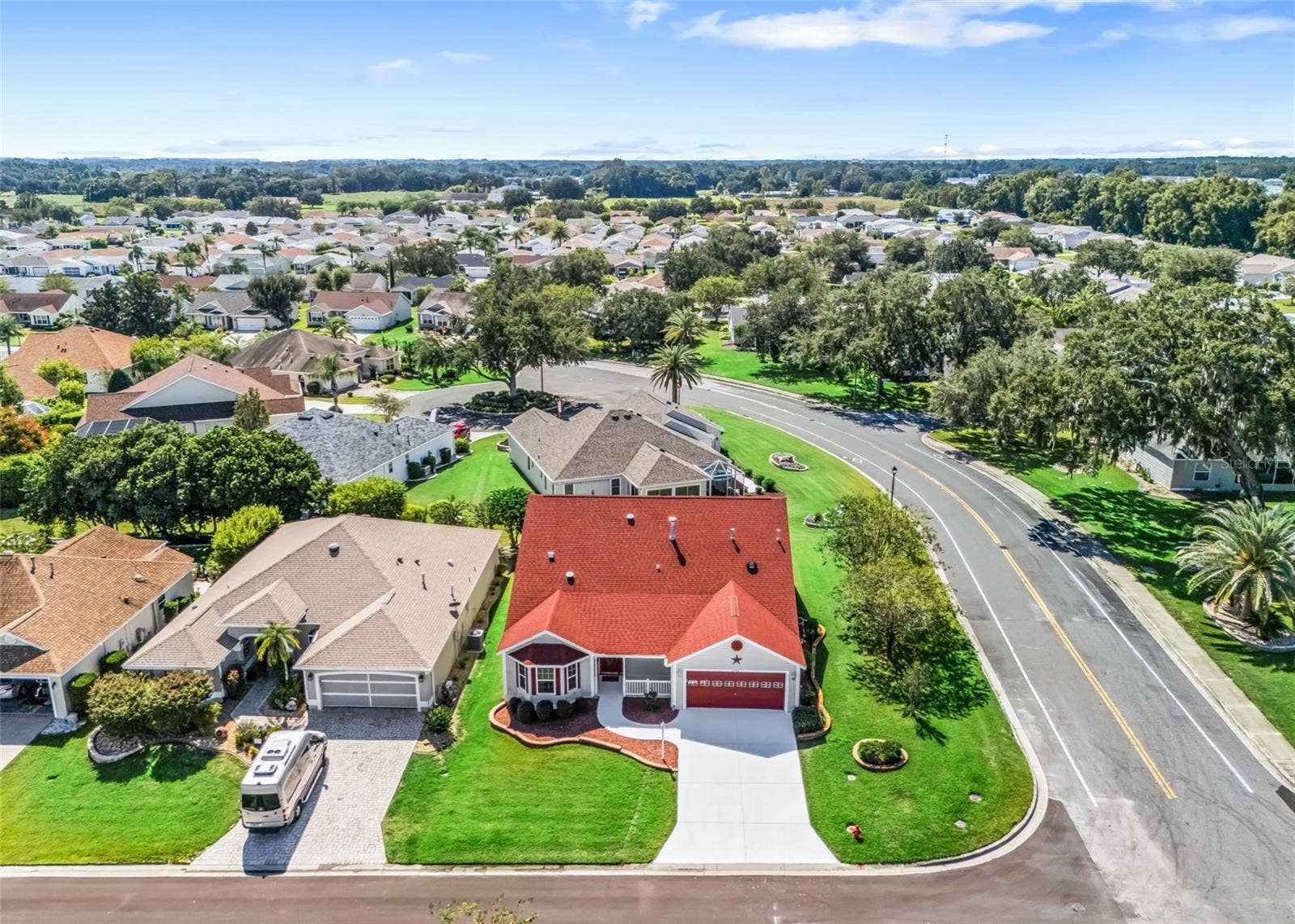 2762 MORVEN PARK WAY, The Villages, FL 32162 MINUTES to LAKE SUMTER LANDING SQUARE!!