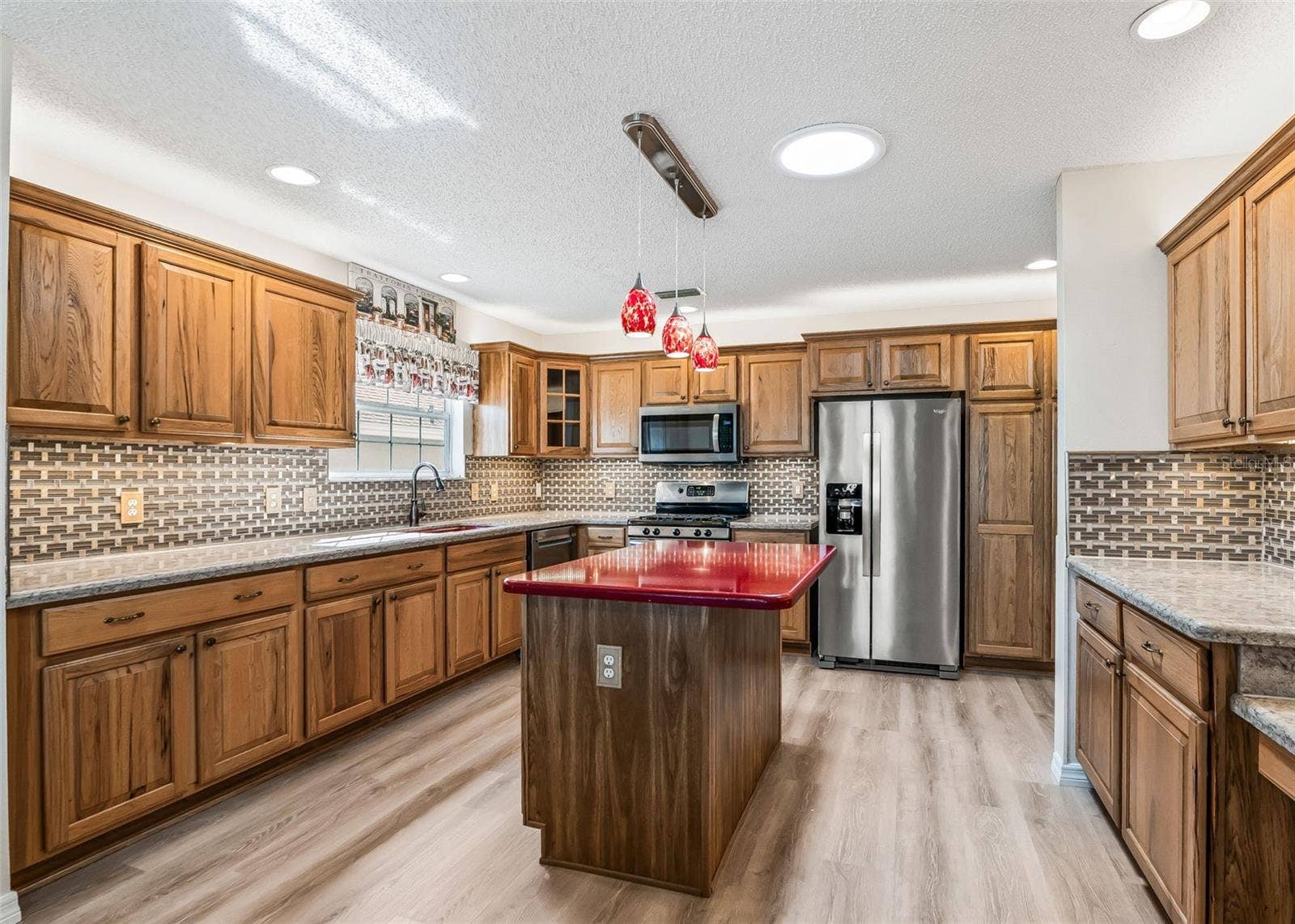 2762 MORVEN PARK WAY, The Villages, FL 32162 Granite Counter-tops & Tile Backsplash