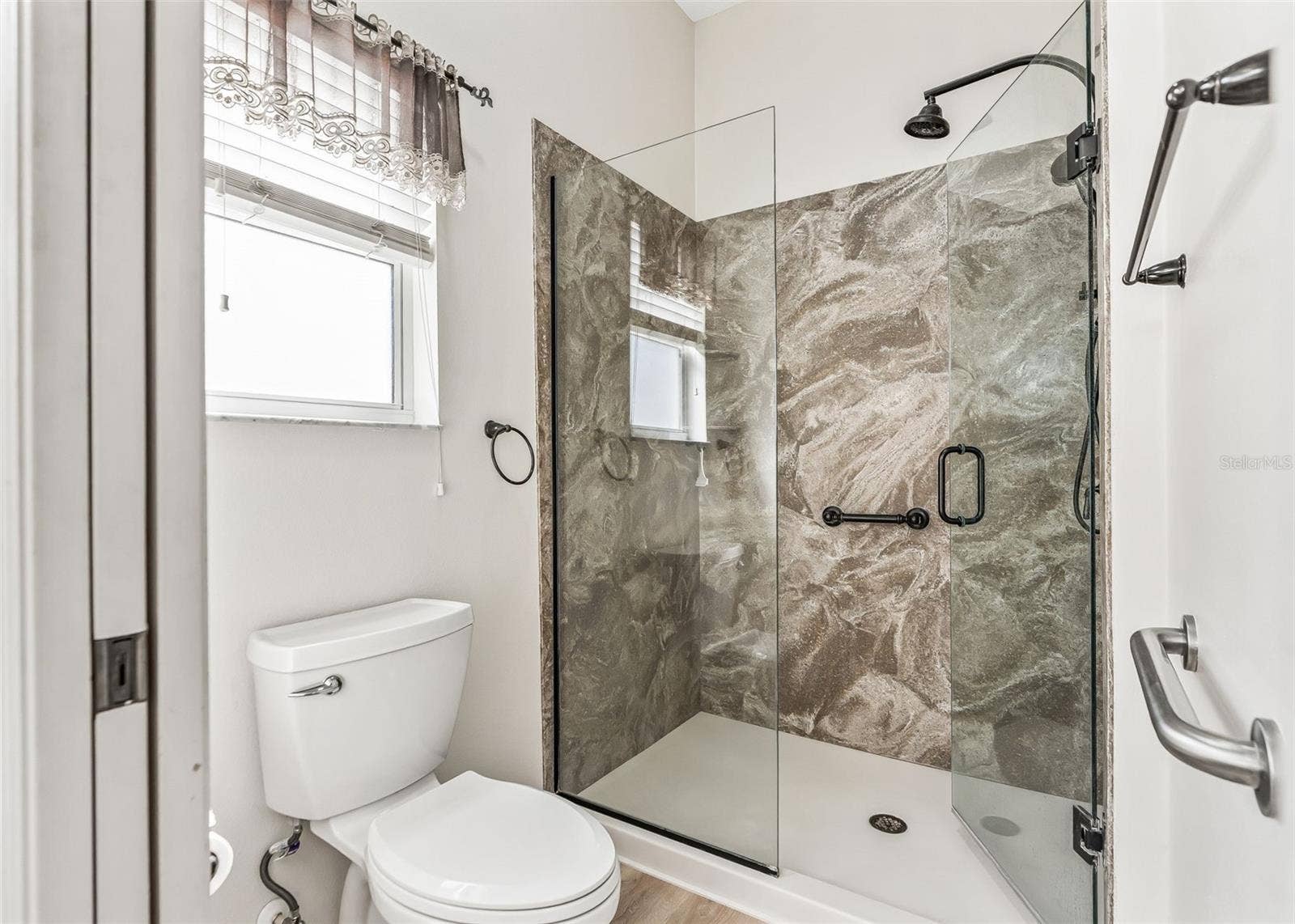 2762 MORVEN PARK WAY, The Villages, FL 32162 Stone Wall Stand-In Shower w/ Safety Bars