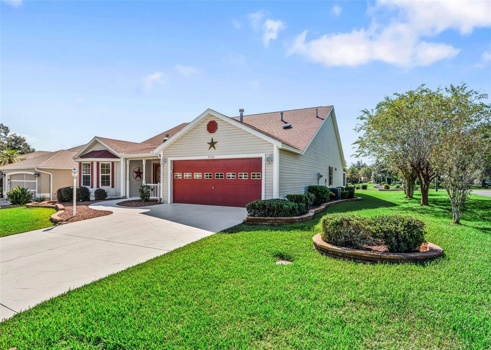2762 MORVEN PARK WAY, The Villages, FL 32162 Beautifully Landscaped Throughout!