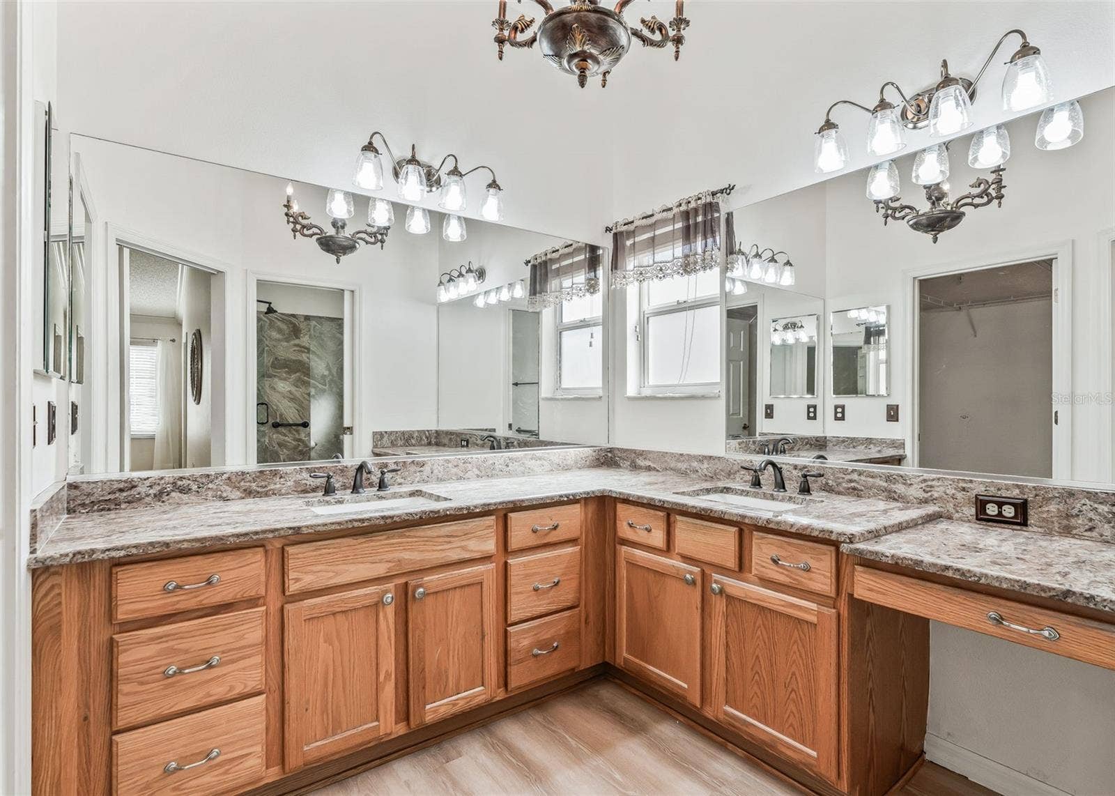 2762 MORVEN PARK WAY, The Villages, FL 32162 Primary Bathroom w/2nd Walk-In Closet.