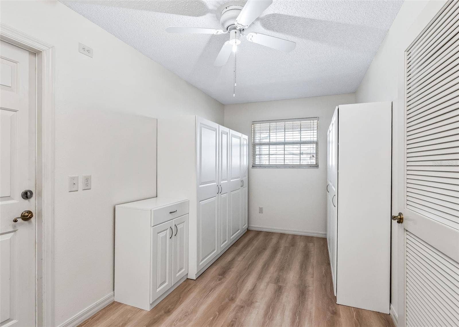 2762 MORVEN PARK WAY, The Villages, FL 32162 Extra Storage Cabinets.