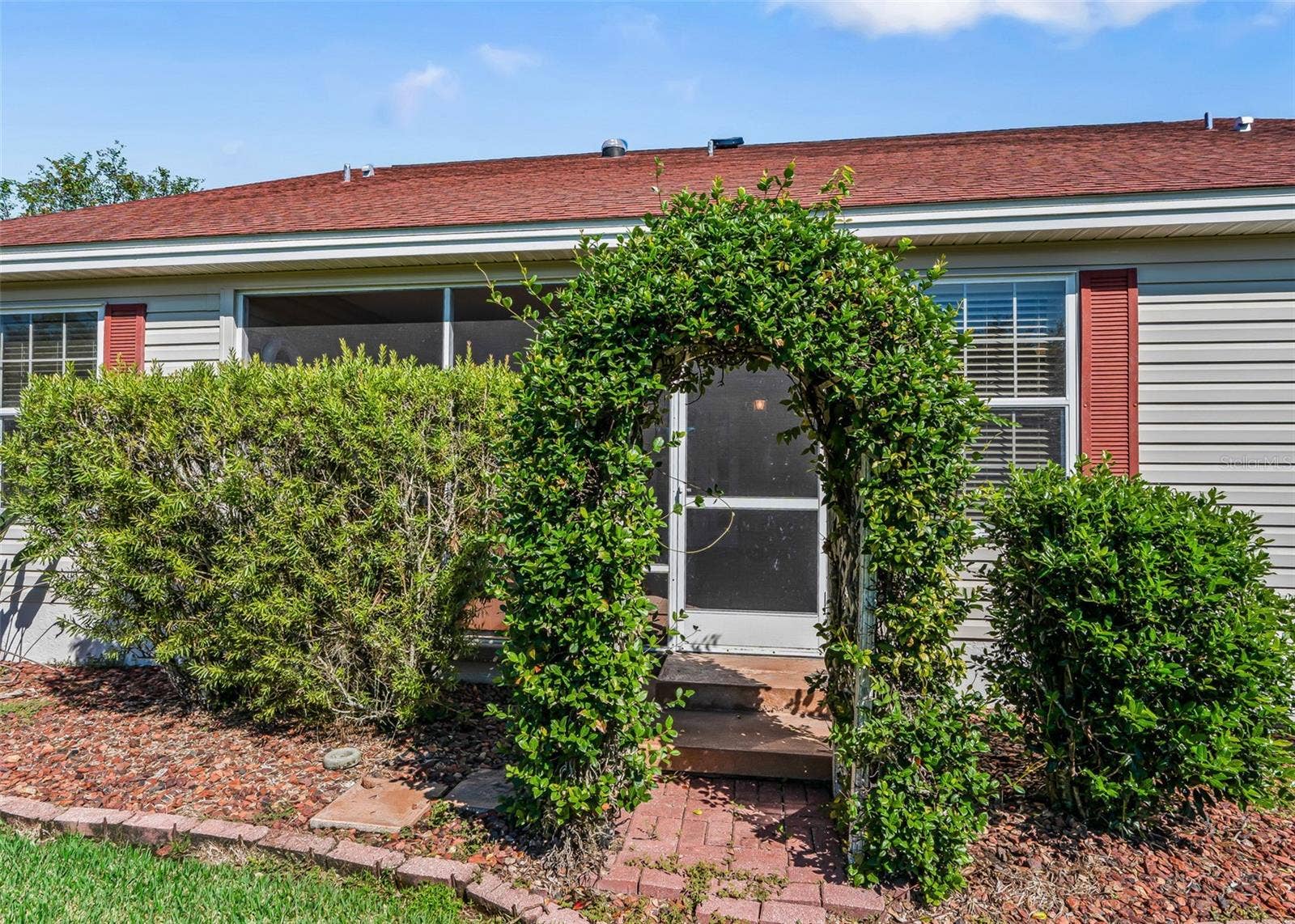 2762 MORVEN PARK WAY, The Villages, FL 32162 Decorative Rear Landscaping.