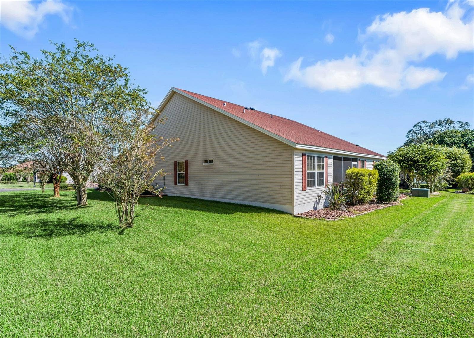 2762 MORVEN PARK WAY, The Villages, FL 32162 Space & Tranquility!