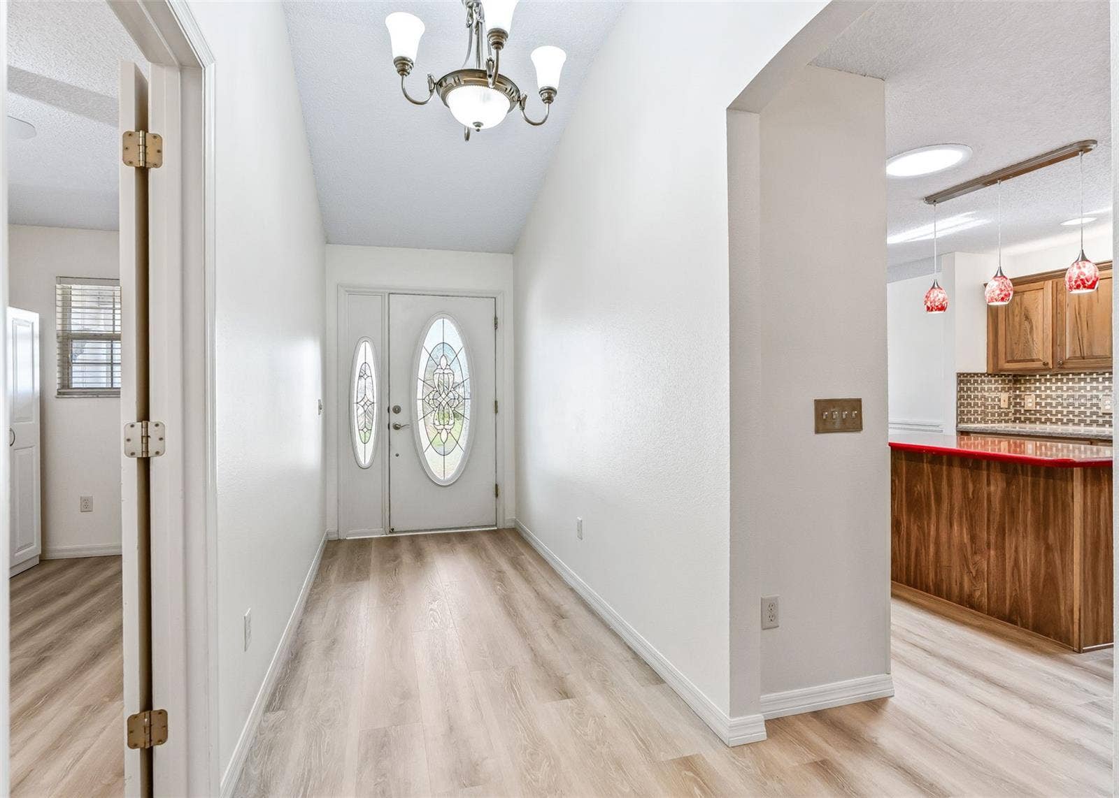 2762 MORVEN PARK WAY, The Villages, FL 32162 Foyer Entrance to Kitchen & Laundry Room.
