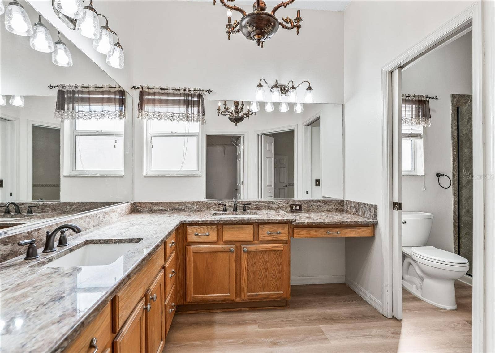2762 MORVEN PARK WAY, The Villages, FL 32162 Double Sinks. Granite Counters. Make-Up Vanity